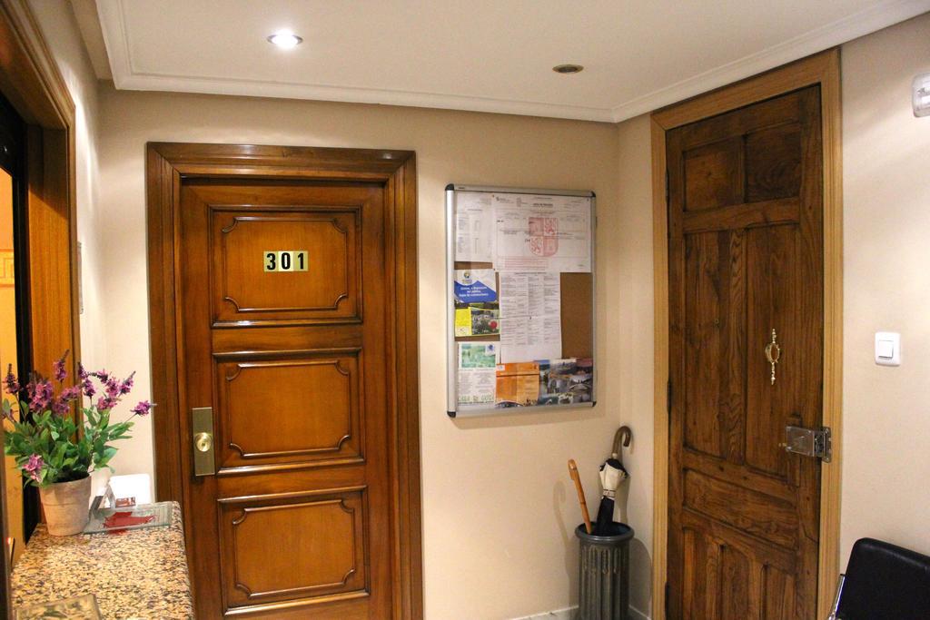 Hostal De La Torre Hostal Economico Βαγιαδολίδ Εξωτερικό φωτογραφία