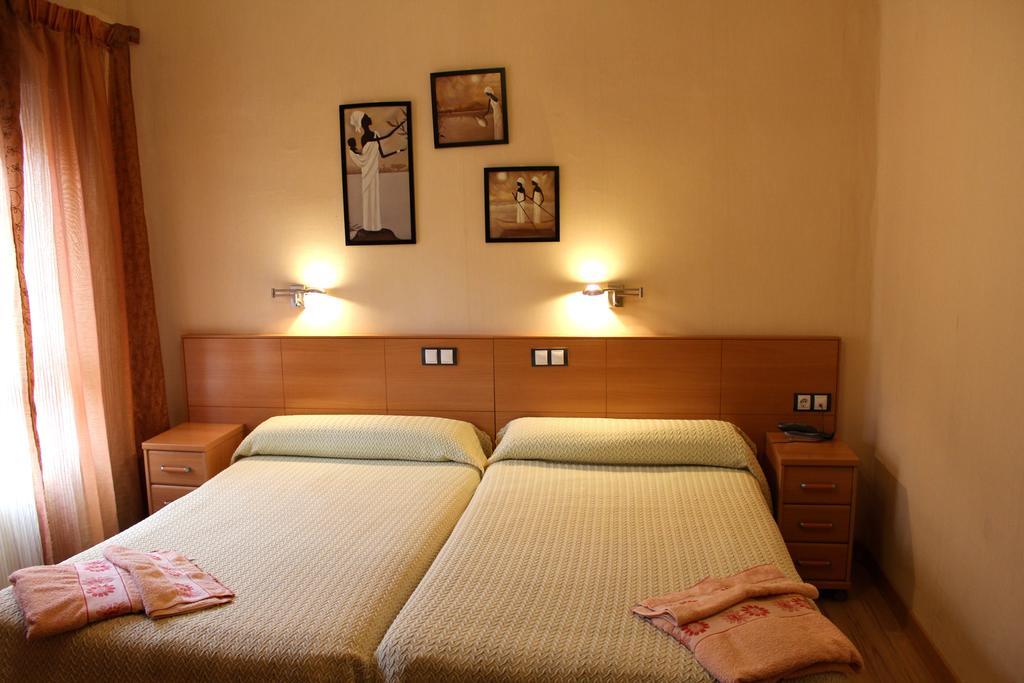 Hostal De La Torre Hostal Economico Βαγιαδολίδ Δωμάτιο φωτογραφία