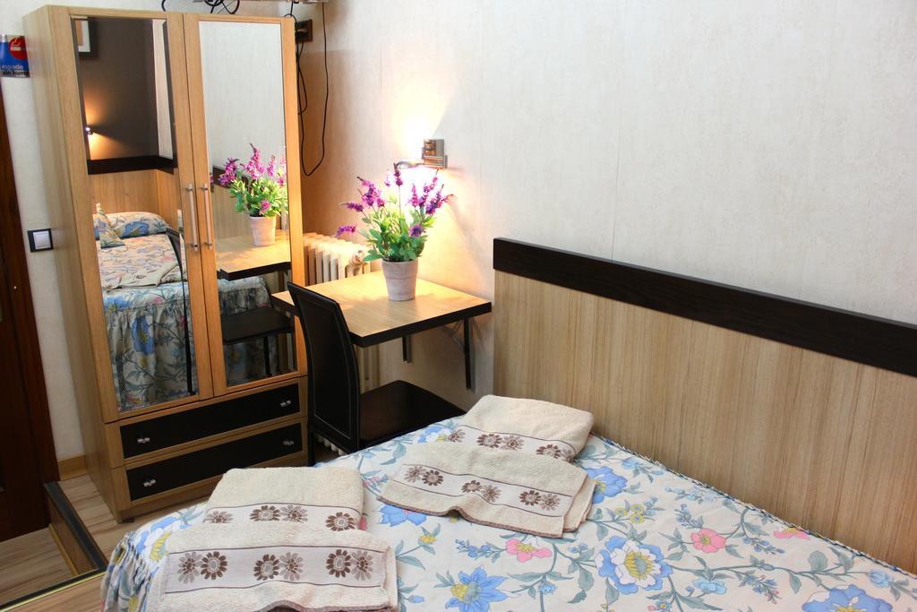 Hostal De La Torre Hostal Economico Βαγιαδολίδ Δωμάτιο φωτογραφία