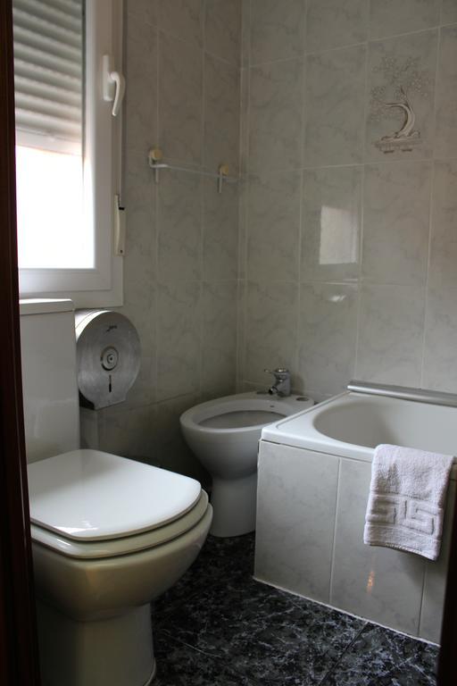 Hostal De La Torre Hostal Economico Βαγιαδολίδ Δωμάτιο φωτογραφία