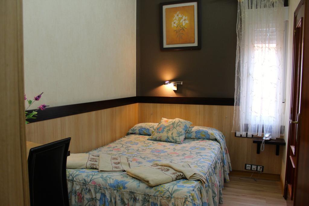 Hostal De La Torre Hostal Economico Βαγιαδολίδ Δωμάτιο φωτογραφία