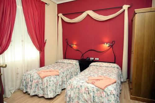 Hostal De La Torre Hostal Economico Βαγιαδολίδ Εξωτερικό φωτογραφία