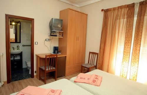 Hostal De La Torre Hostal Economico Βαγιαδολίδ Εξωτερικό φωτογραφία