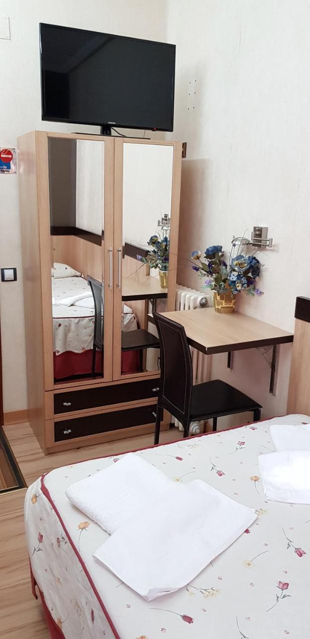 Hostal De La Torre Hostal Economico Βαγιαδολίδ Εξωτερικό φωτογραφία