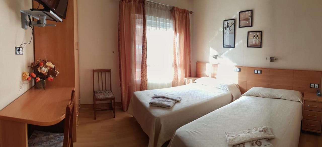 Hostal De La Torre Hostal Economico Βαγιαδολίδ Εξωτερικό φωτογραφία