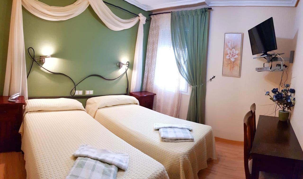 Hostal De La Torre Hostal Economico Βαγιαδολίδ Εξωτερικό φωτογραφία